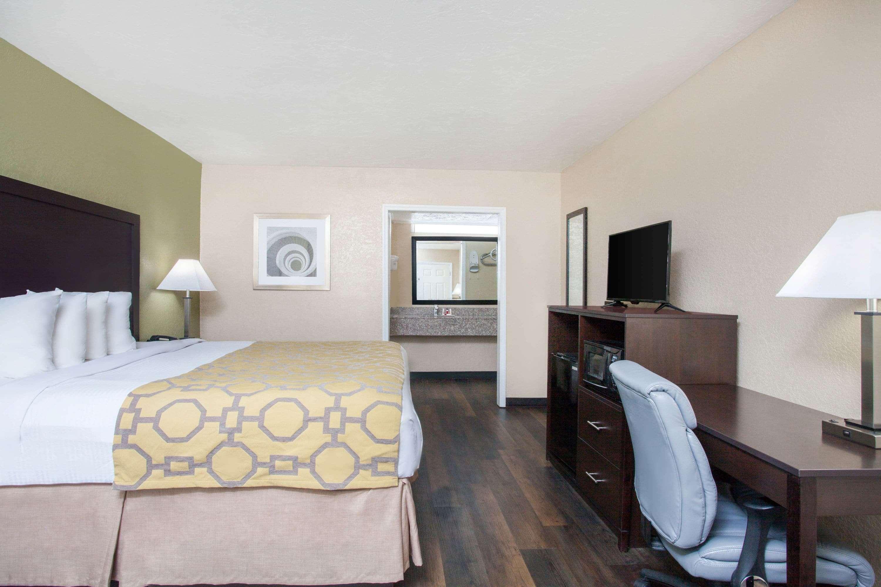 Baymont By Wyndham Lake City Exterior photo