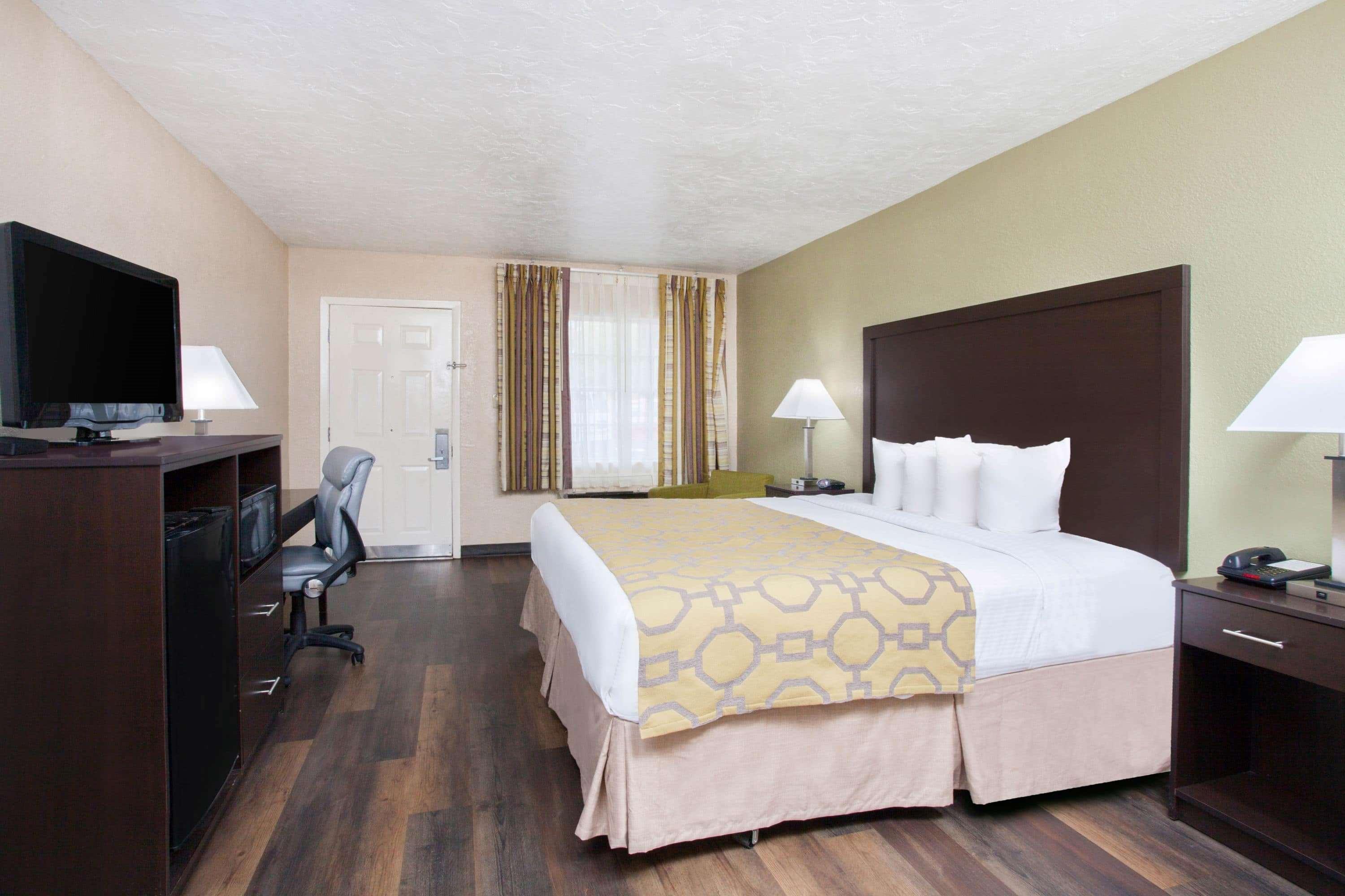Baymont By Wyndham Lake City Exterior photo