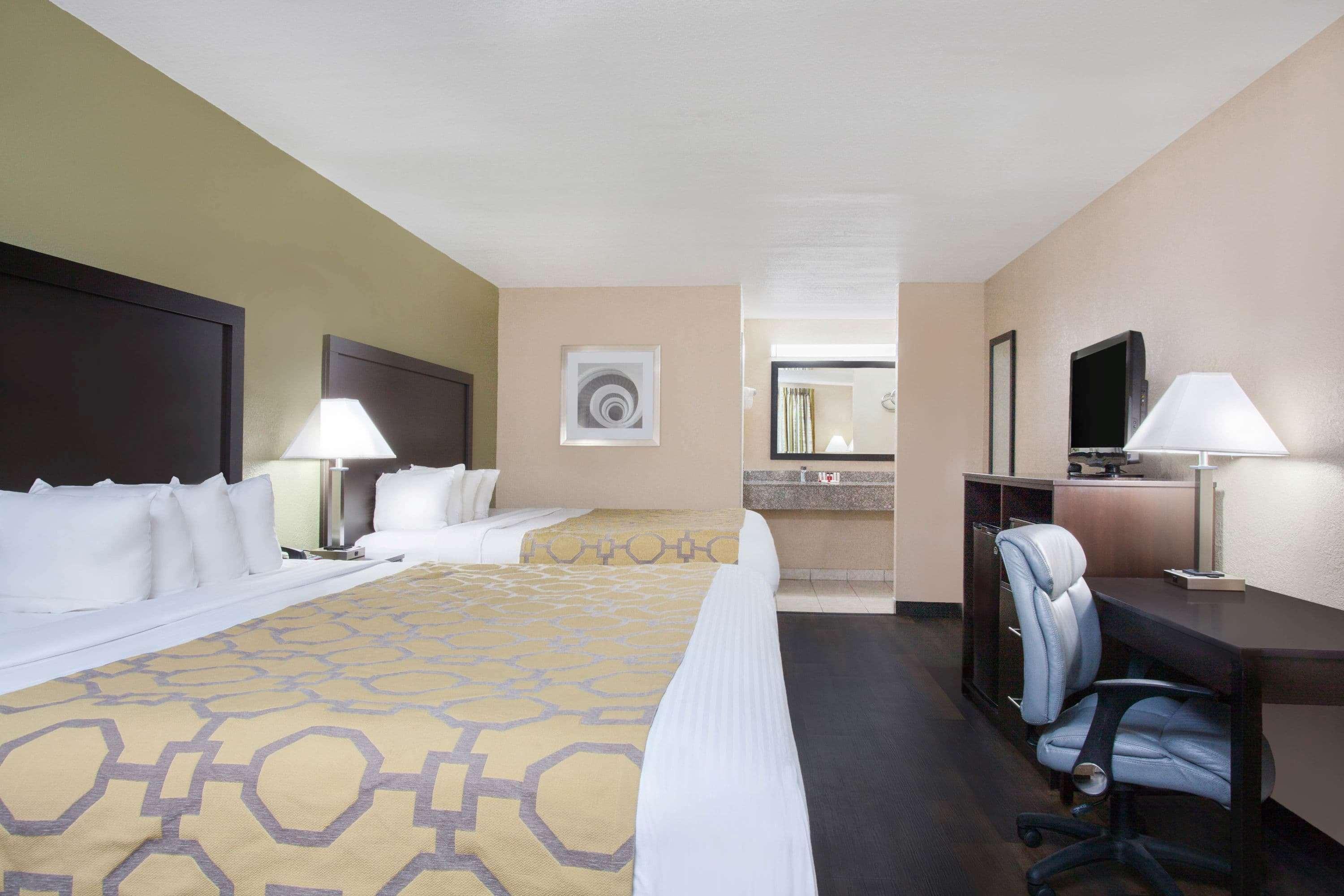 Baymont By Wyndham Lake City Exterior photo