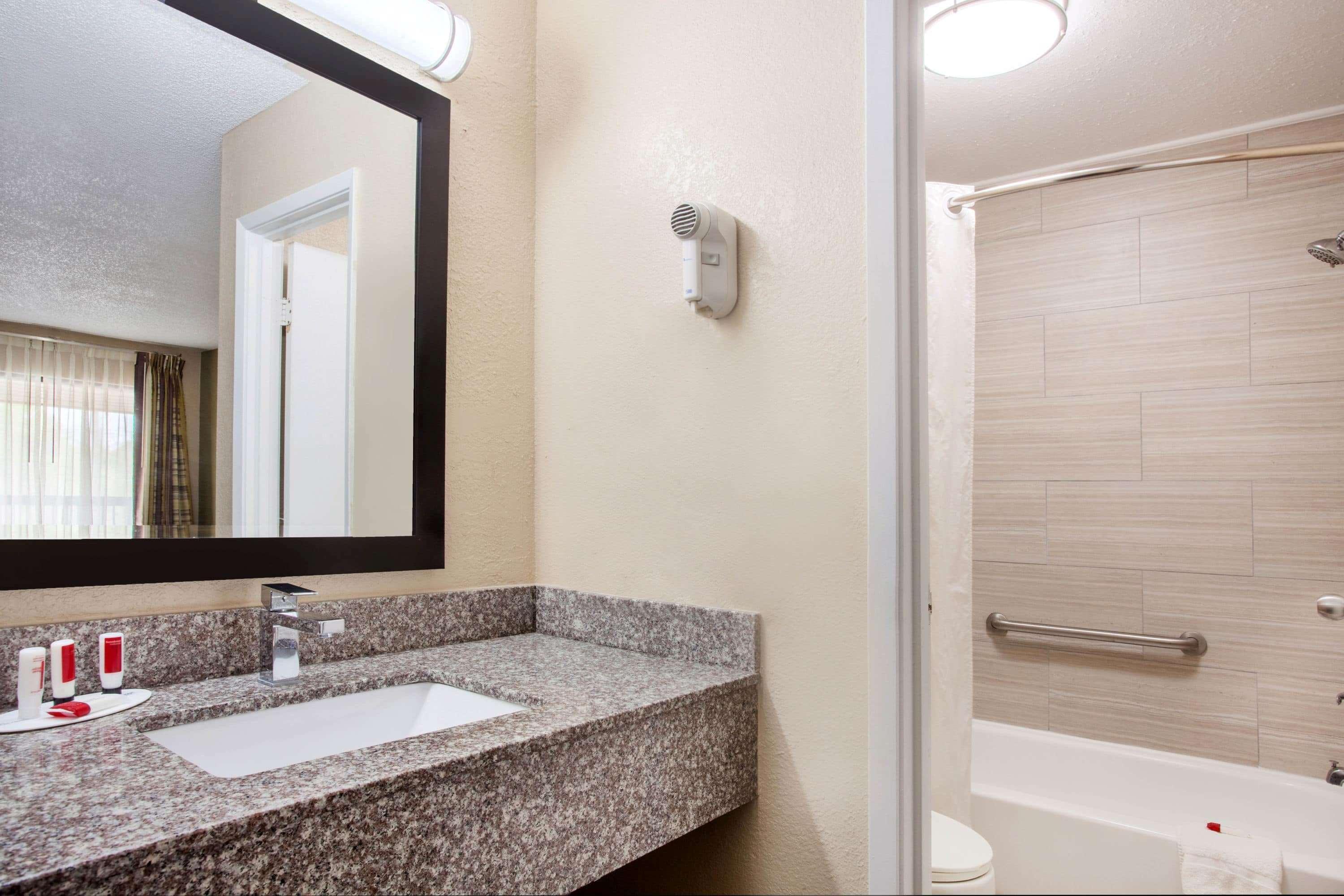 Baymont By Wyndham Lake City Exterior photo