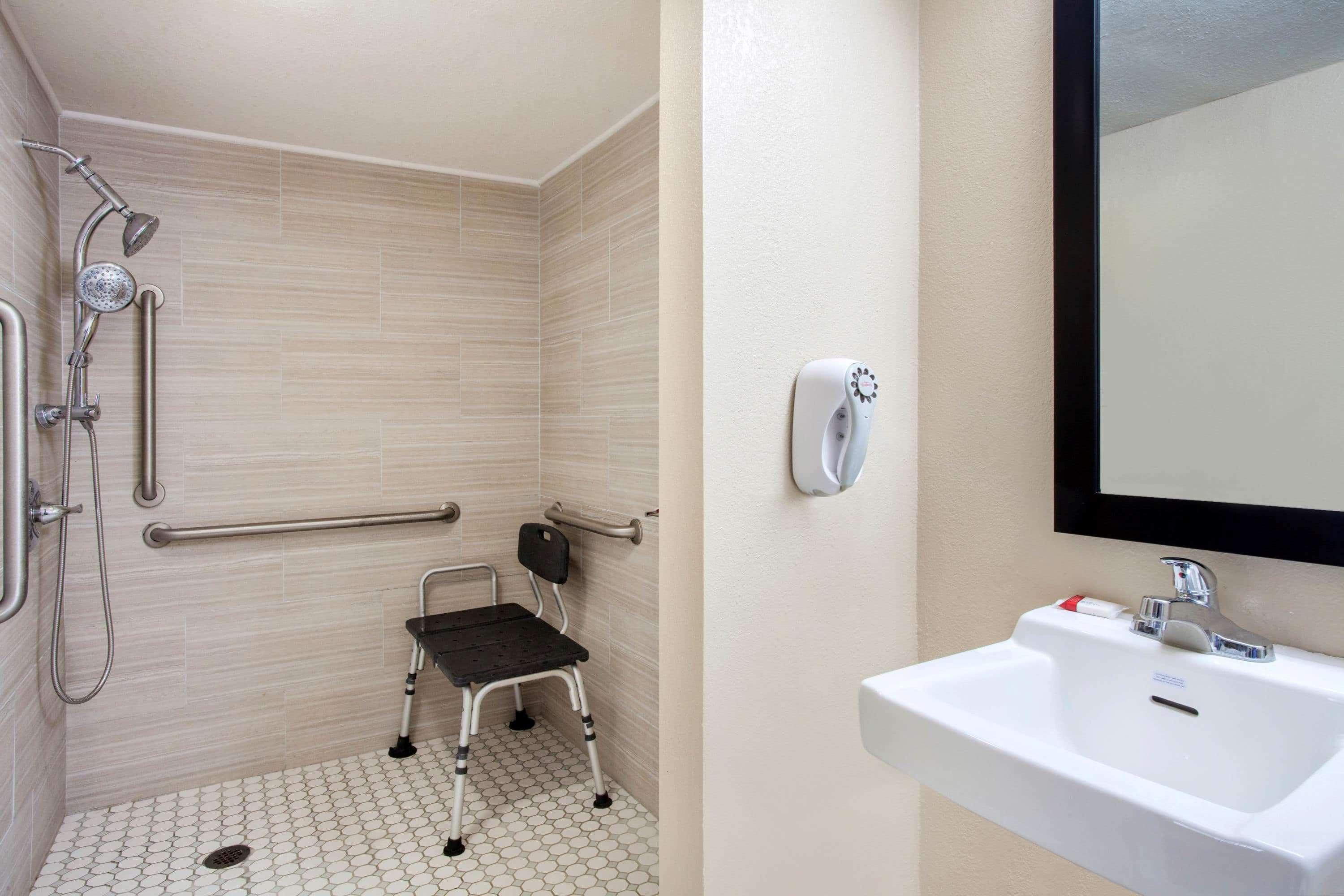Baymont By Wyndham Lake City Exterior photo