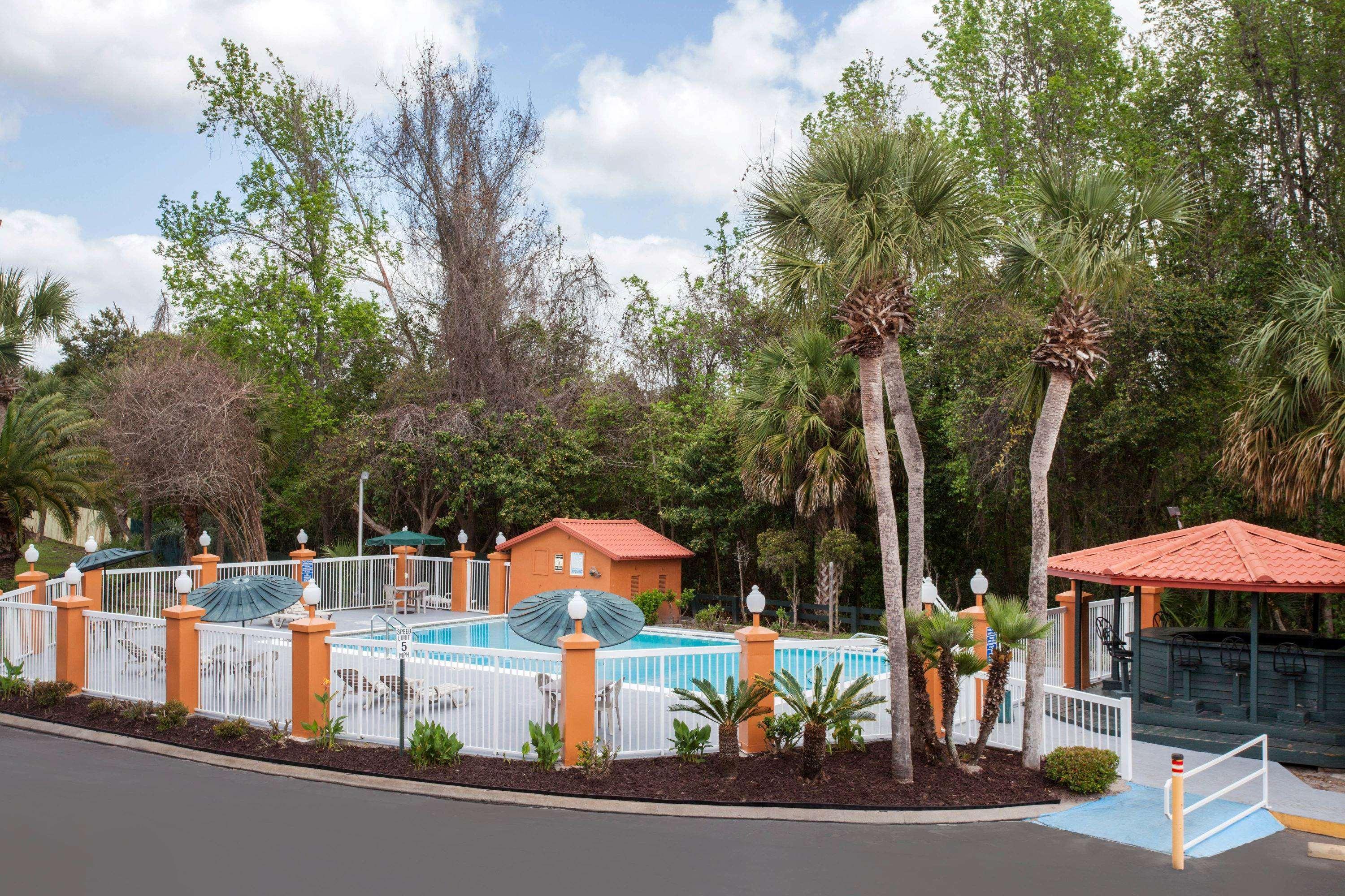 Baymont By Wyndham Lake City Exterior photo